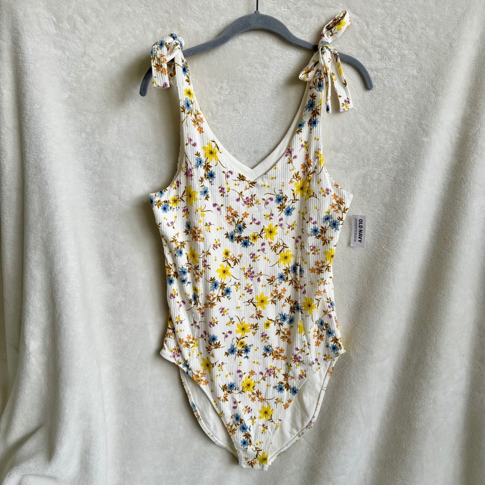 NWT Old Navy Ribbed Ditsy Floral Tie Shoulder Strap V-Neck Snap Bodysuit Size L